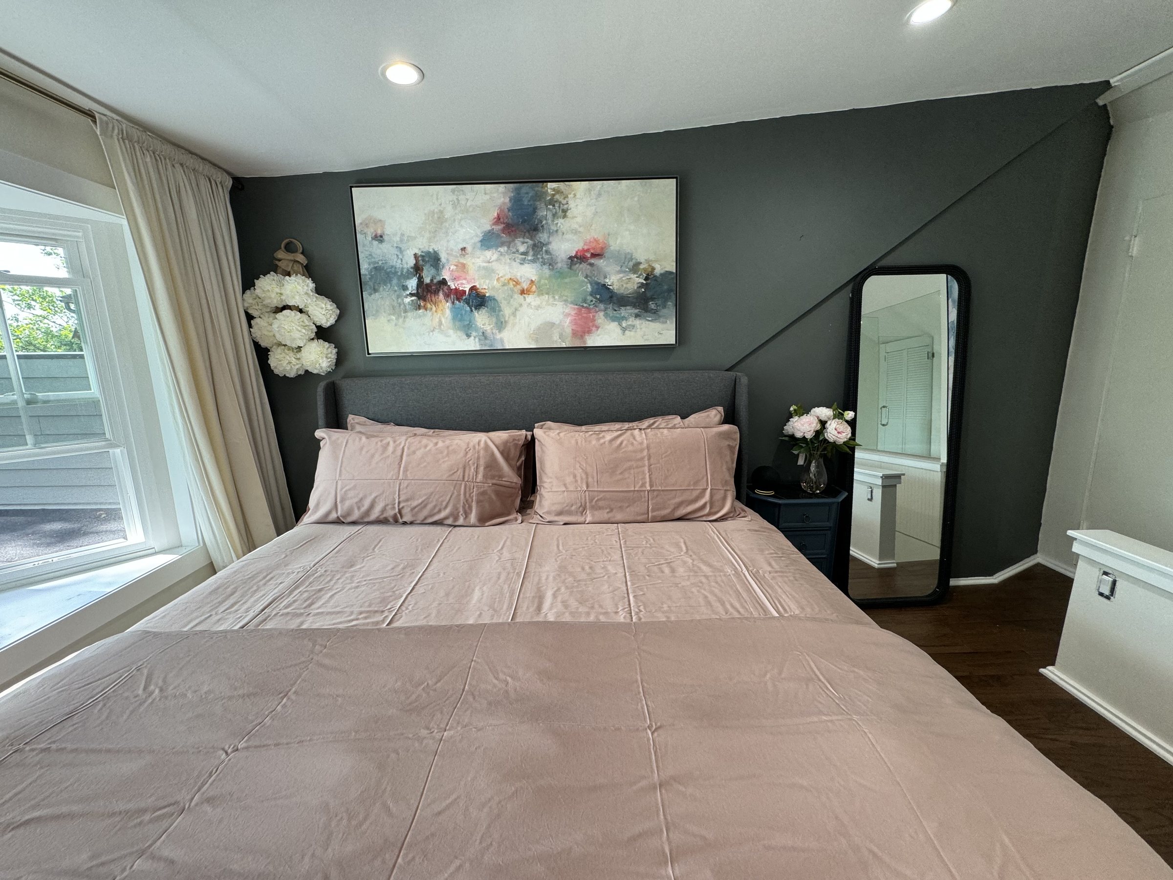 The River Deck — bedroom king alt