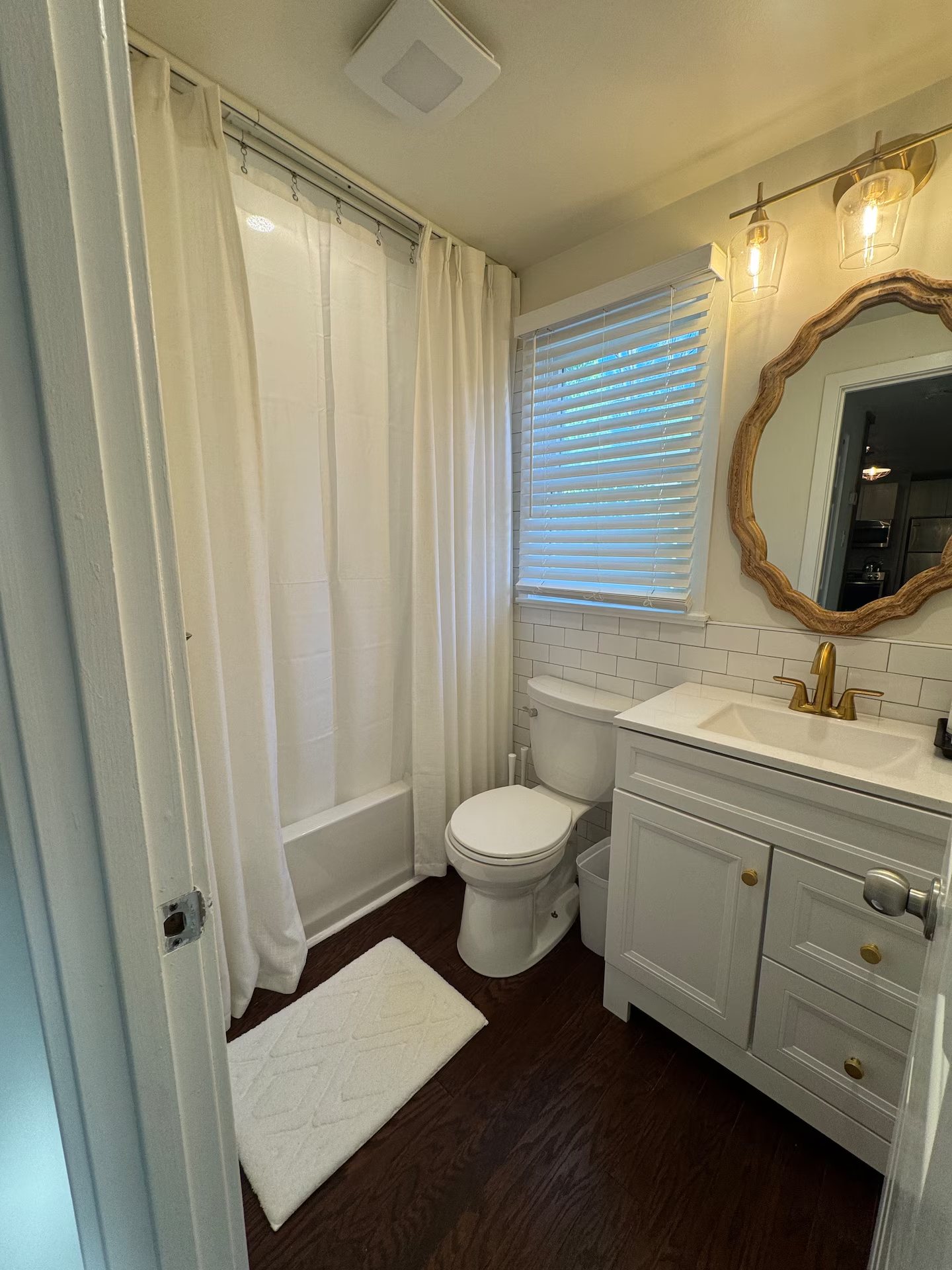 Main St Hideaway — bathroom